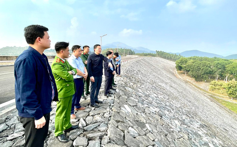 Lãnh đạo huyện Yên Bình kiểm tra thực địa tại thị trấn Thác Bà, huyện Yên Bình.