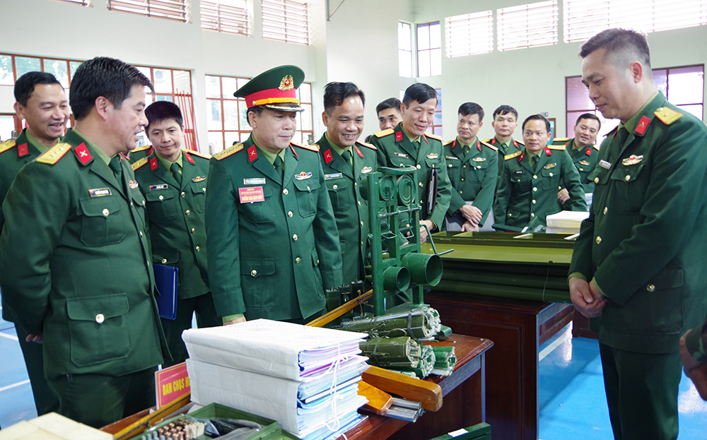 Đại tá Ngô Quang Tuấn - Phó Tham mưu Trưởng Quân khu 2 kiểm tra mô hình, học cụ huấn luyện của đơn vị.