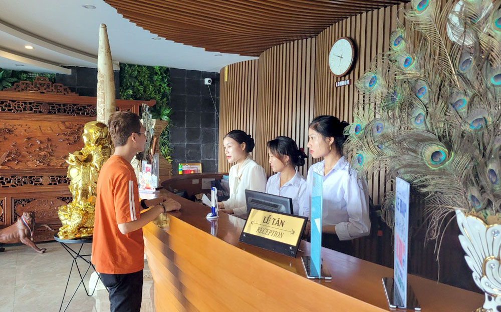 Du khách đăng kí nghỉ dưỡng tại Khu du lịch Chuồn Chuồn, thị xã Nghĩa Lộ.