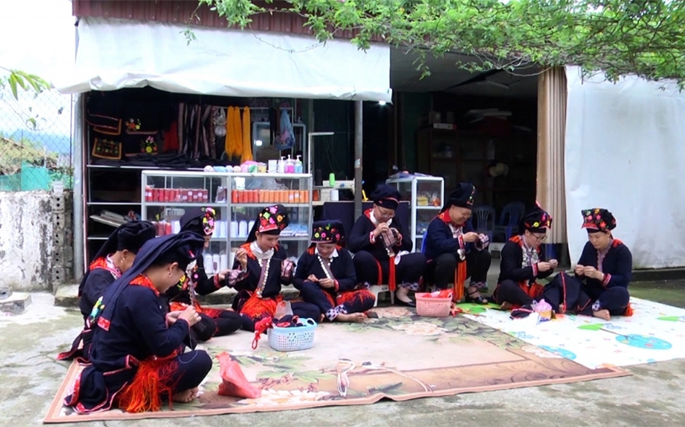 Dệt thổ cẩm là một trong những nghề truyền thống ở Yên Bái.