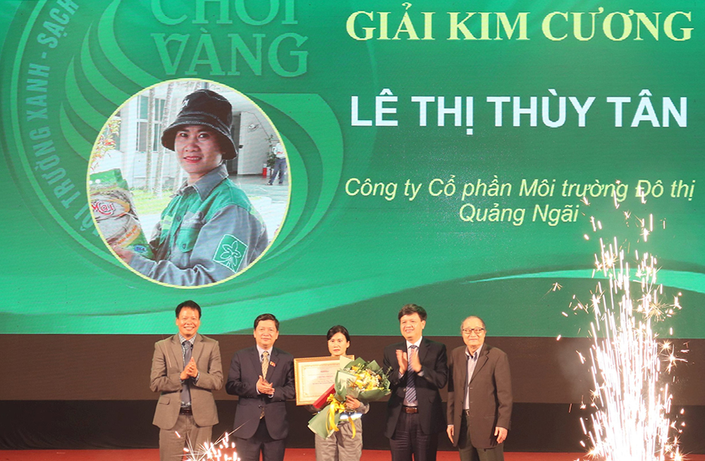 Ban tổ chức trao giải Kim cương cho chị Lê Thị Thùy Tân, công nhân môi trường Công ty Đô thị Quảng Ngãi.