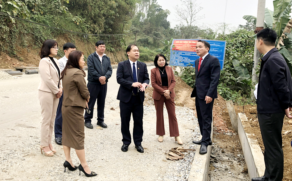 Lãnh đạo huyện Yên Bình nắm bắt tâm tư, nguyện vọng người dân ở xã Vĩnh Kiên trong công tác giải phóng mặt bằng thực hiện các dự án xây dựng cơ sở hạ tầng.