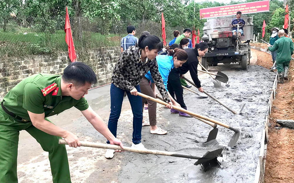 Cán bộ, công chức xã Đại Minh cùng nhân dân tham gia kiên cố, mở rộng đường giao thông tại thôn Minh Thân.