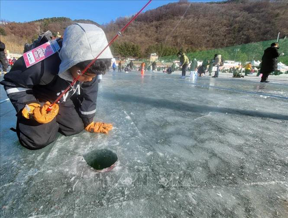 Em nhỏ tham gia Lễ hội câu cá trên băng Hwacheon Sancheoneo, tỉnh Gangwon, Hàn Quốc, ngày 6/1/2024.