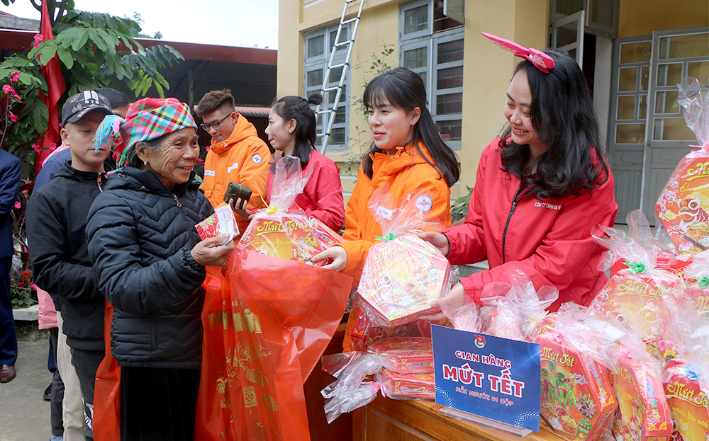 Đoàn Thanh niên Công ty Điện lực Yên Bái và Đoàn thanh niên Công ty TNHH Hòa Bình tặng quà Tết cho 100 hộ nghèo trên địa bàn xã Phong Dụ Hạ, huyện Văn Yên
