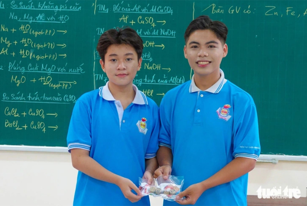 Tín (trái) và Phúc - học sinh Trường THPT chuyên Huỳnh Mẫn Đạt (TP Rạch Giá, Kiên Giang) đã nghiên cứu và biến rác thải nhựa thành viên nén nhiên liệu thân thiện với môi trường, đoạt giải nhất Cuộc thi khoa học kỹ thuật cấp tỉnh năm 2023-2024