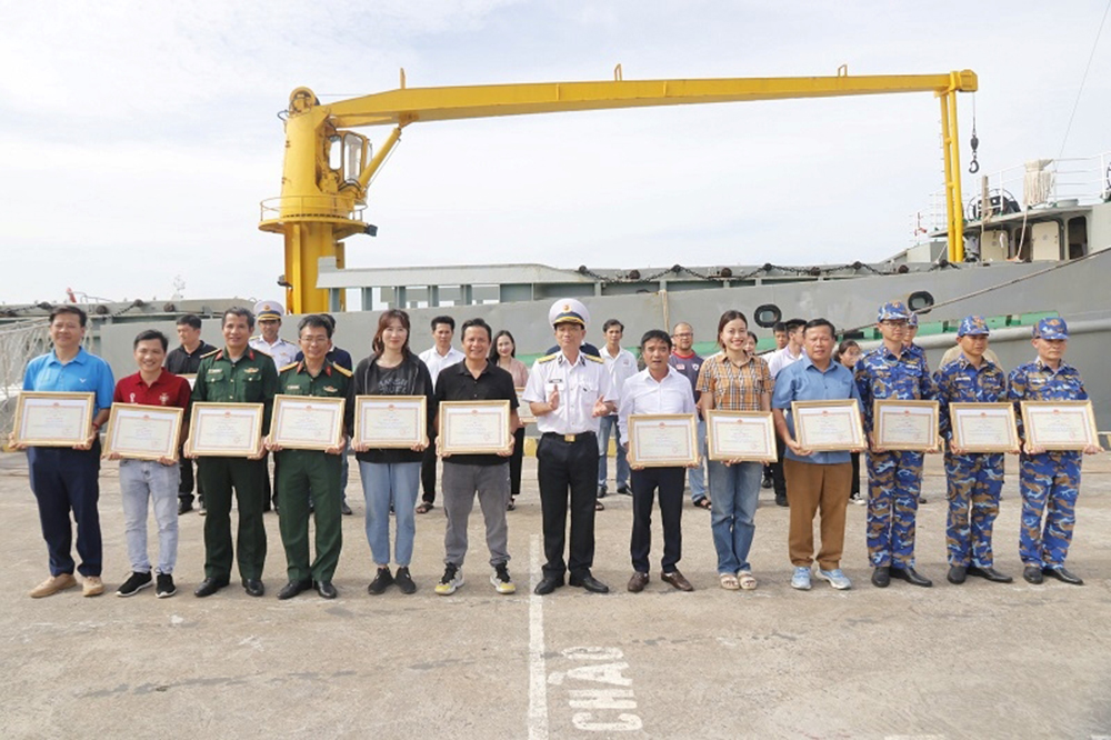 Thủ trưởng Bộ Tư lệnh Vùng 2 Hải quân trao thưởng cho các tập thể và cá nhân.