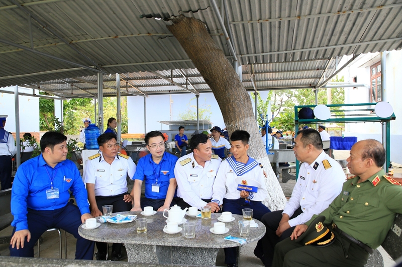 Chuẩn Đô đốc Phạm Văn Quang và các đại biểu thăm, động viên cán bộ, chiến sĩ đảo Song Tử Tây