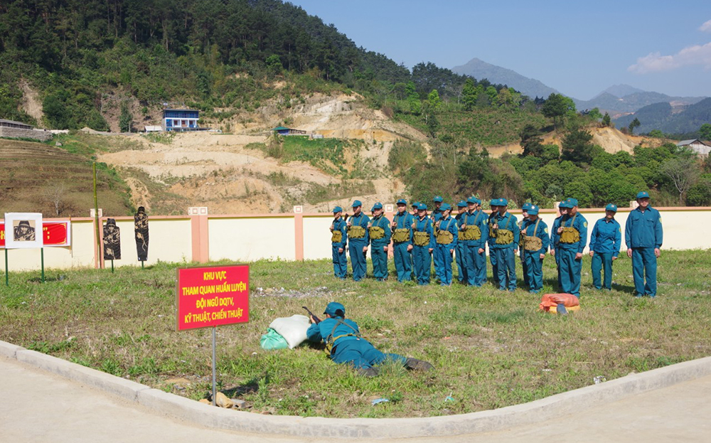 Huấn luyện dân quân tại thị trấn Trạm Tấu, huyện Trạm Tấu.