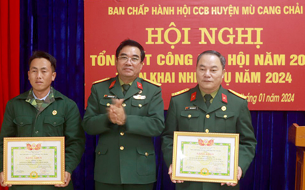 Đại tá Nguyễn Minh Quyết - Phó Chủ tịch Hội CCB tỉnh trao bằng khen của Hội CCB tỉnh cho các tập thể, cá nhân.