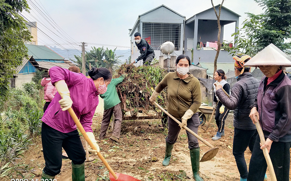 Phụ nữ huyện Văn Yên tham gia vệ sinh môi trường.