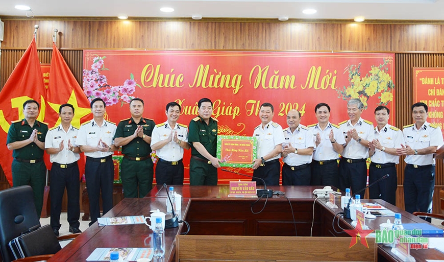 Trung tướng Nguyễn Văn Gấu tặng quà, chúc Tết Bộ tư lệnh Vùng 2 Hải quân.