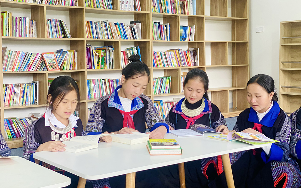 Học sinh Trường Phổ thông Dân tộc Bán trú Tiểu học & THCS Dế Xu Phình, huyện Mù Cang Chải đọc sách trong thư viện.