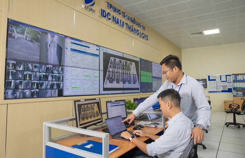 Kỹ sư công nghệ thông tin kiểm tra, vận hành hệ thống tại Trung tâm Dữ liệu VNPT Nam Thăng Long.