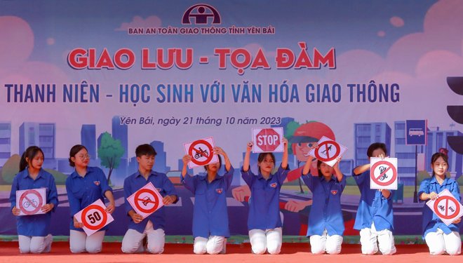 Học sinh Trường THPT Hoàng Quốc Việt, thành phố Yên Bái tham gia hoạt động ngoại khóa Giao lưu - Toạ đàm “Thanh niên, học sinh với văn hoá giao thông”.