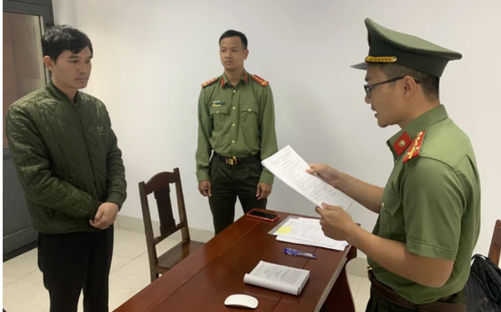 Cơ quan an ninh điều tra tống đạt các quyết định đối với Trần Đình Chiến.