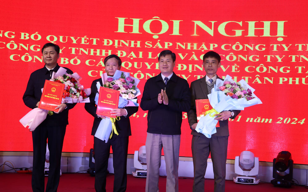 Đồng chí Ngô Hạnh Phúc - Phó Chủ tịch UBND tỉnh trao quyết định về sáp nhập cho lãnh đạo Công ty TNHH Nghĩa Văn, Công ty TNHH Đại Lợi và Công TNHH Tân Phú.