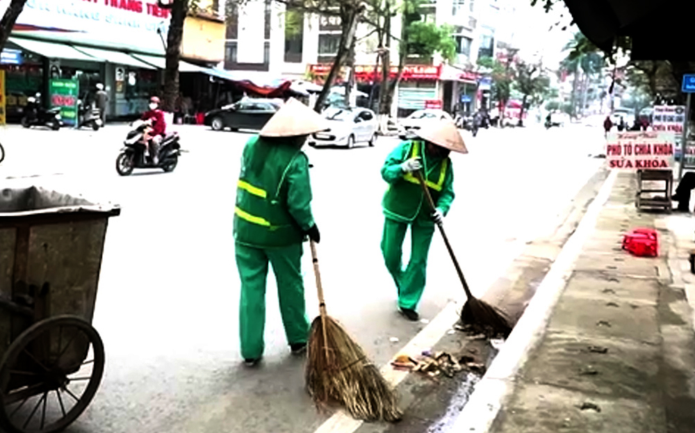 Công nhân Công ty Cổ phần Môi trường và Năng lượng Nam Thành thu gom rác thải trên địa bàn thành phố.