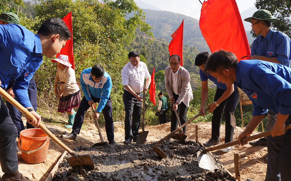 Ban Thường vụ Tỉnh đoàn Yên Bái cùng đoàn viên thanh niên ra quân làm đường giao thông nông thôn tại bản Nả Háng, xã Mồ Dề, huyện Mù Cang Chải.