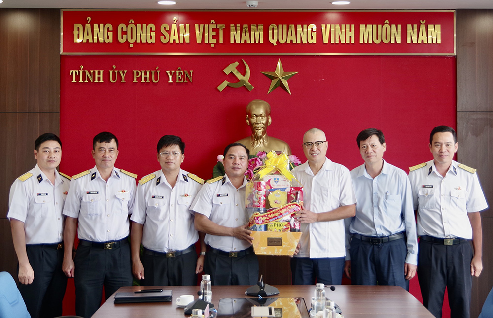 Đại tá Nguyễn Văn Bách tặng quà Tết Tỉnh uỷ Phú Yên.