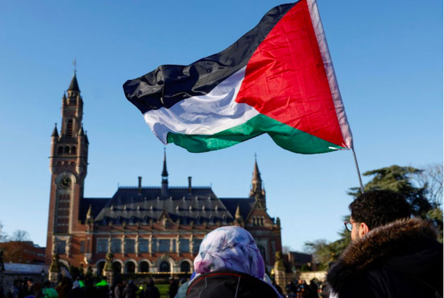 Những người ủng hộ Palestine tập trung bên ngoài trụ sở ICJ trước khi toà ra phán quyết.