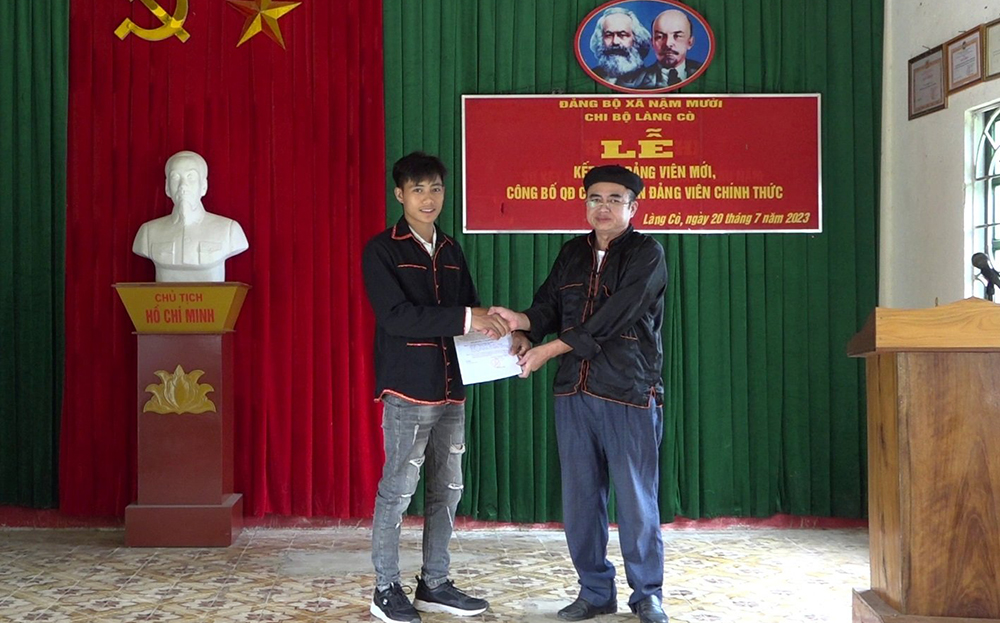 Lễ kết nạp đảng viên mới ở Chi bộ thôn Làng Cò, thuộc Đảng bộ xã Nậm Mười, huyện Văn Chấn.