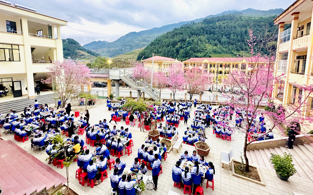 Trường Phổ thông dân tộc nội trú THCS huyện Mù Cang Chải tổ chức bữa cơm tất niên cho các em học sinh
