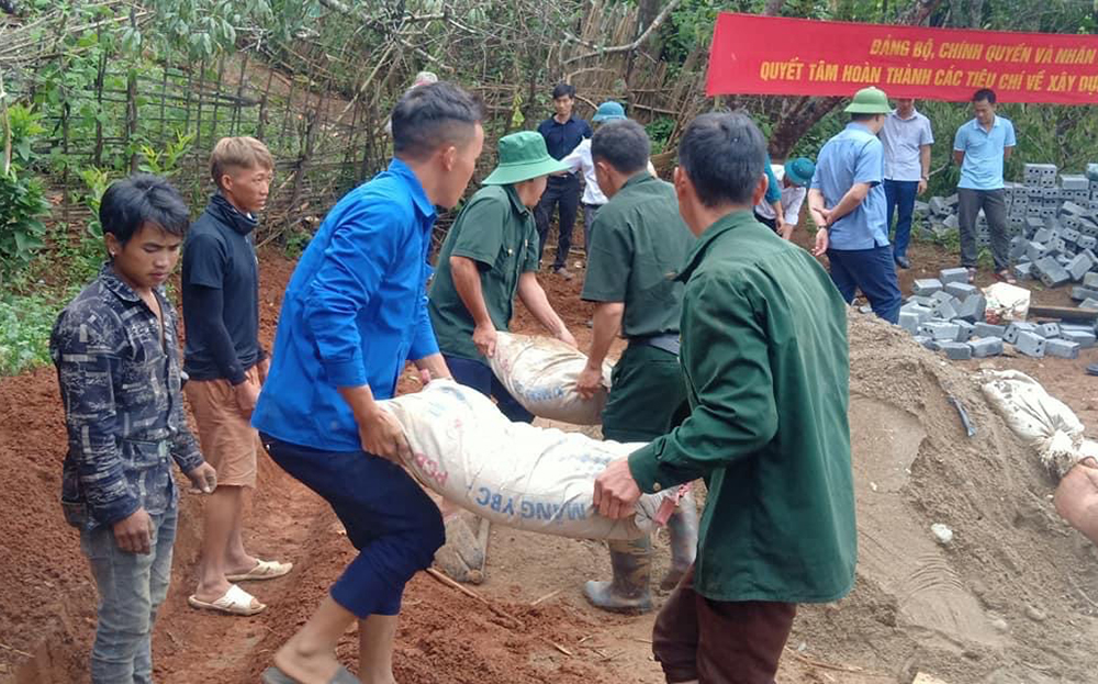 Người dân xã Nậm Khắt, huyện Mù Cang Chải chung sức xây dựng nhà ở đảm bảo 3 cứng cho hộ nghèo.