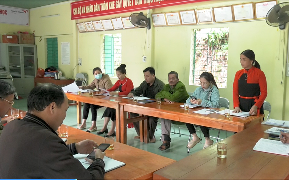 Chi bộ thôn Khe Gầy, Đảng bộ xã Tân Hương triển khai ứng dụng Sổ tay Đảng viên và YenBai-S trong cuộc họp.