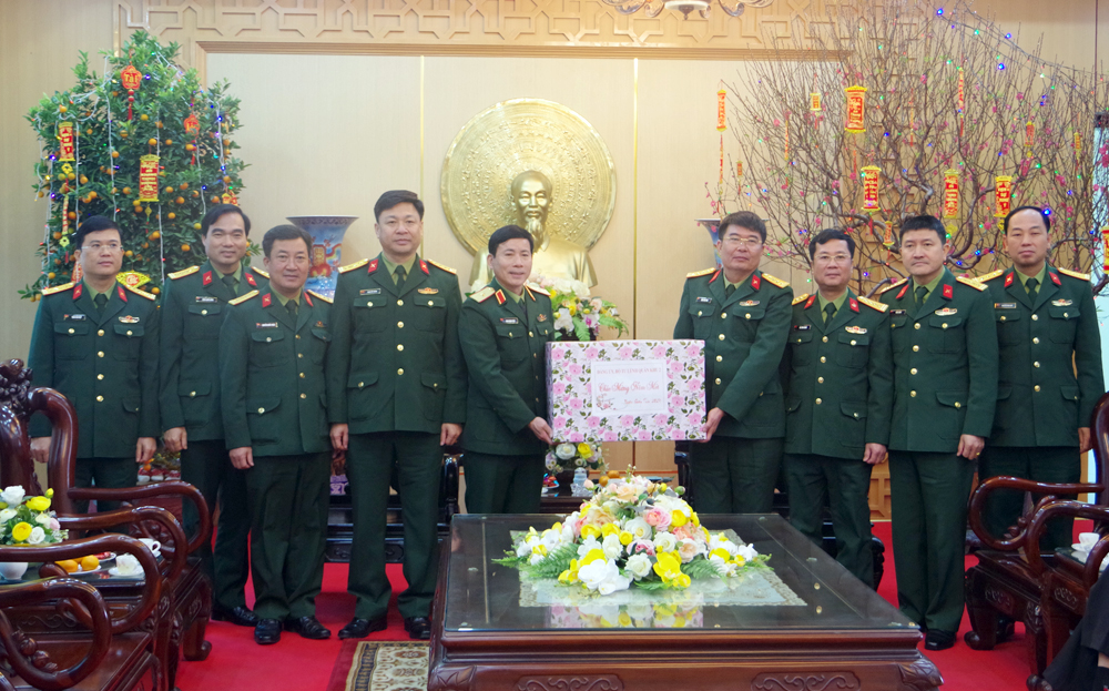 Thiếu tướng Đinh Mạnh Phác- Phó Tư lệnh Quân khu tặng quà cán bộ, chiến sỹ Bộ CHQS tỉnh.