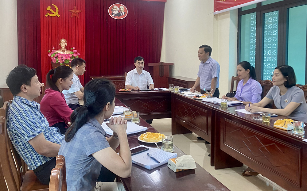 Lãnh đạo Đảng bộ khối Cơ quan và Doanh nghiệp tỉnh làm việc với Ban Giám hiệu Trường PTTH Nguyễn Huệ về thực hiện Chỉ thị 05 gắn với xây dựng trường học hạnh phúc.