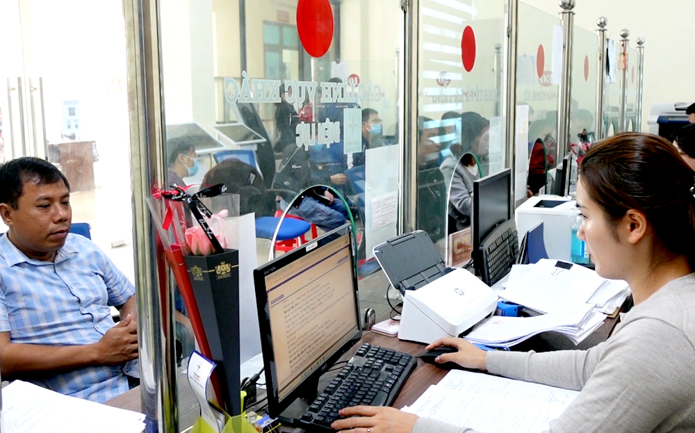 Người dân đến giải quyết hồ sơ thủ tục hành chính tại Bộ phận Phục vụ hành chính công cấp huyện