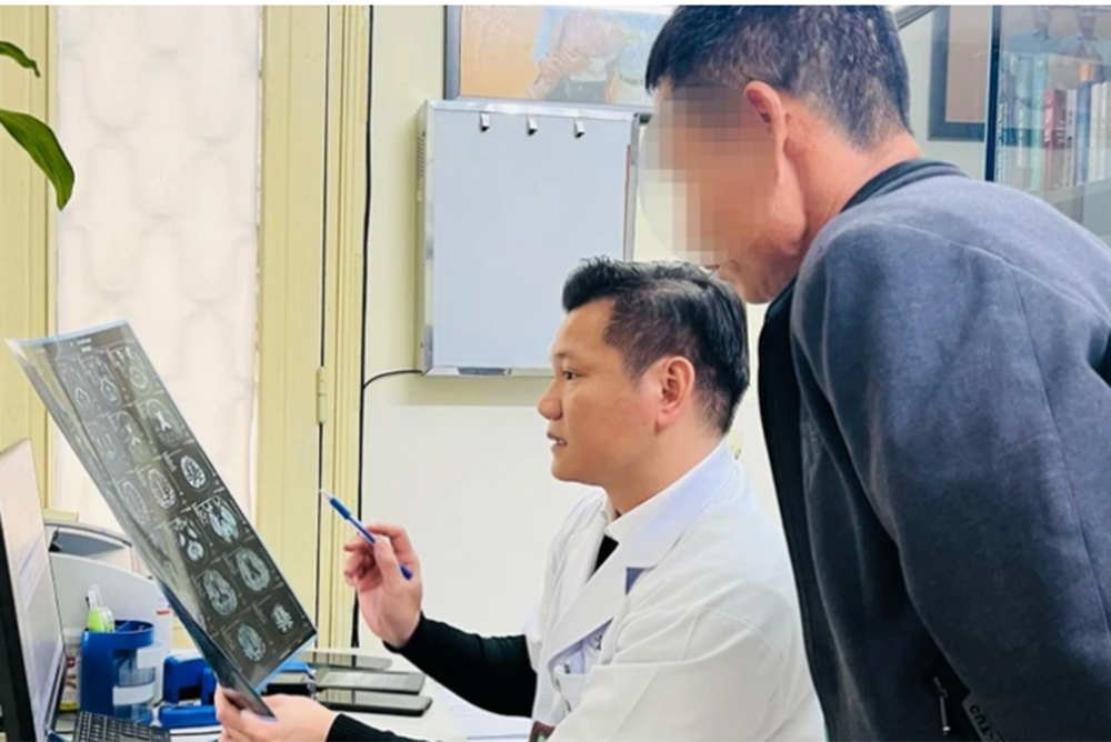 Bác sĩ chuyên khoa II Nguyễn Quang Thành giải thích tình trạng bệnh cho người nhà bệnh nhân.