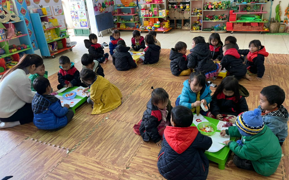 Trường Mầm non Hoa Hồng, xã Xà Hồ, huyện Trạm Tấu chủ động giữ ấm cho học sinh.