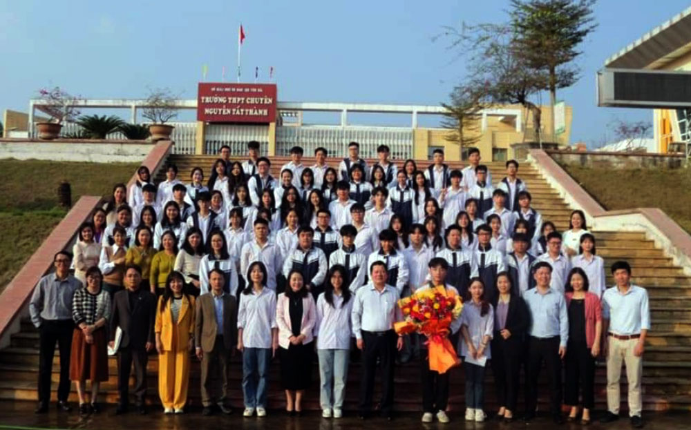 Đồng chí Vương Văn Bằng - Giám đốc Sở Giáo dục và Đào tạo tỉnh chụp ảnh lưu niệm với các đội tuyển dự thi chọn học sinh giỏi quốc gia cấp THPT năm học 2023 - 2024.
