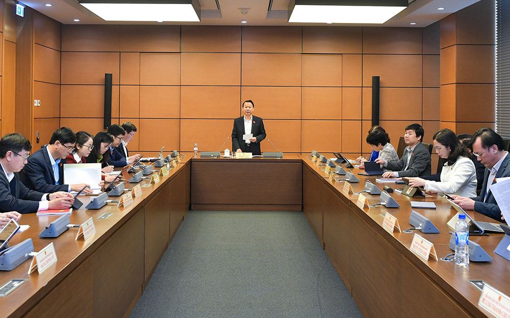 Trưởng đoàn đại biểu Quốc hội tỉnh Yên Bái Đỗ Đức Duy chủ trì thảo luận ở tổ gồm đại biểu các tỉnh Yên Bái, Hòa Bình, Bình Thuận, Bình Phước.