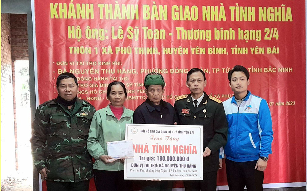 Bàn giao nhà cho gia đình thương binh Lê Sỹ Toan, thôn 1, xã Phú Thịnh, huyện Yên Bình.