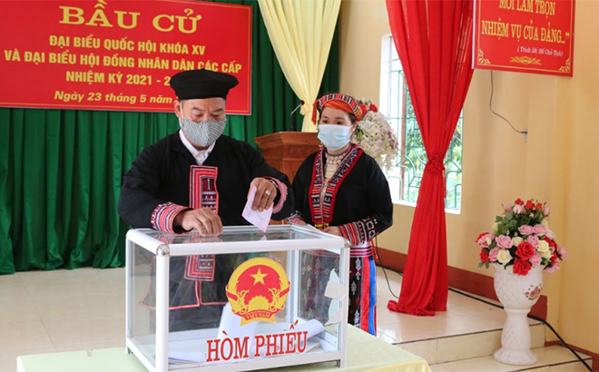 Đồng bào Dao xã Quang Minh, Văn Yên đi bỏ phiếu tại cuộc bầu cử đại biểu Quốc hội khóa XV và đại biểu HĐND các cấp nhiệm kỳ 2021 - 2026