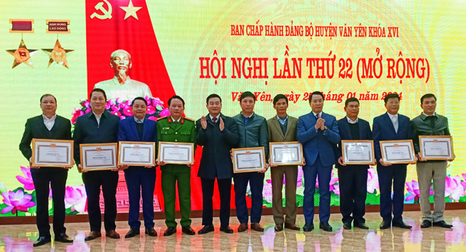 Huyện ủy Văn Yên tặng giấy khen cho 9 tổ chức cơ sở Đảng hoàn thành xuất sắc nhiệm vụ năm 2023.
