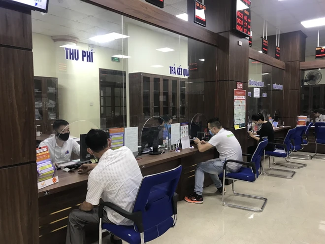 Người dân đến làm thủ tục hành chính tại Trung tâm Hành chính công tỉnh Yên Bái.