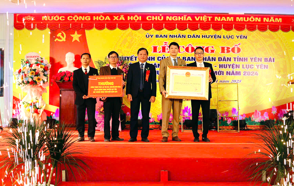 Luc Yen District presents the provincial decision recognizing Dong Quan Commune as meeting NTM standards for 2024.
