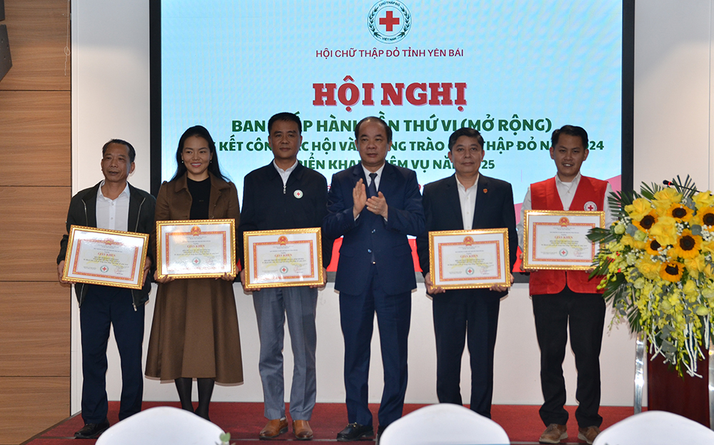 Comrade Ta Van Long, Standing Deputy Secretary of the Provincial Party Committee, Chairman of the Provincial People’s Council, and Honorary Chairman of the Provincial Red Cross Society, presented certificates of merit to organizations and individuals with outstanding achievements in 2024.