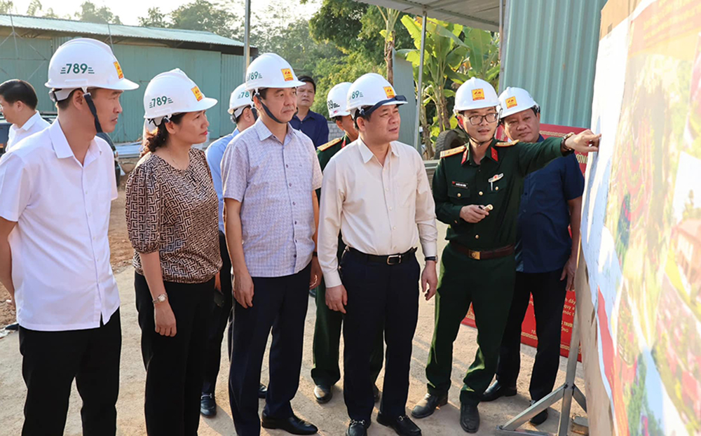 Đồng chí Tạ Văn Long - Phó Bí thư Thường trực Tỉnh ủy kiểm tra tiến độ xây dựng khu tái định cư thôn Át Thượng, xã Minh Xuân, huyện Lục Yên.