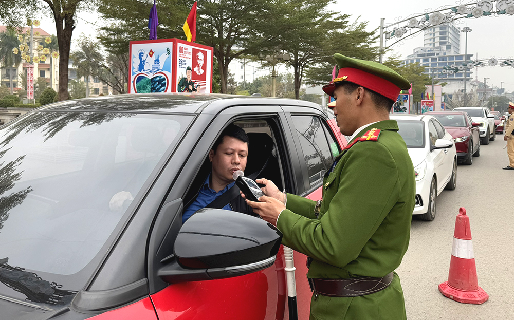 Lực lượng cảnh sát giao thông, Công an thành phố Yên Bái kiểm tra nồng độ cồn đối với người tham gia giao thông trên địa bàn.