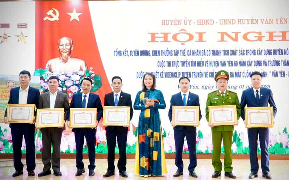 Lãnh đạo huyện Văn Yên khen thưởng cho các cá nhân, tập thể có thành tích xuất sắc trong xây dựng nông thôn mới.