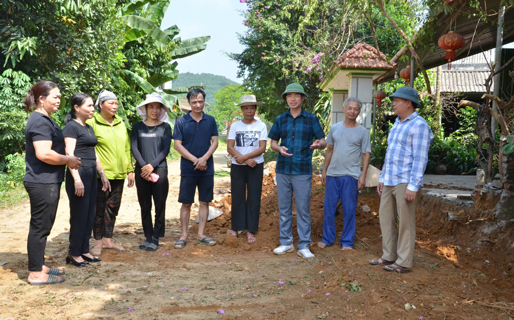 Lãnh đạo Đảng ủy xã An Thịnh vận động nhân dân thực hiện phong trào “Dịch rào, hiến đất, mở rộng, nâng cấp đường giao thông” xây dựng nông thôn mới.