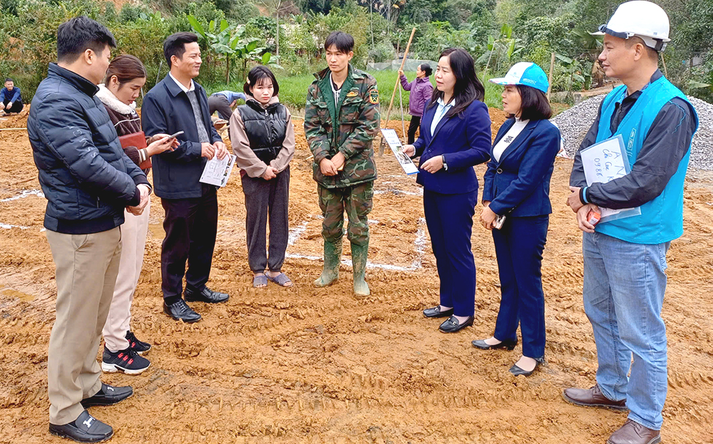 Lãnh đạo Hội LHPN tỉnh và huyện Trấn Yên phối hợp với Chương trình Phát triển Liên hợp quốc dự lễ khởi công nhà ông Lý Văn Miền ở xã Việt Hồng.