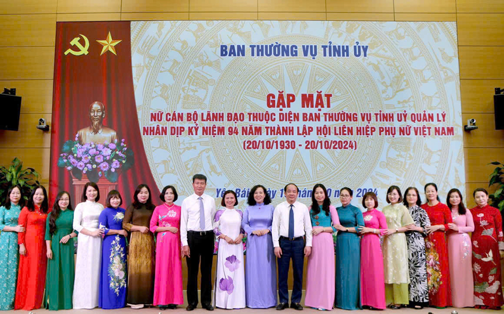 Các đồng chí trong Thường trực Tỉnh ủy chụp ảnh lưu niệm cùng các nữ cán bộ lãnh đạo thuộc diện Ban Thường vụ Tỉnh uỷ quản lý