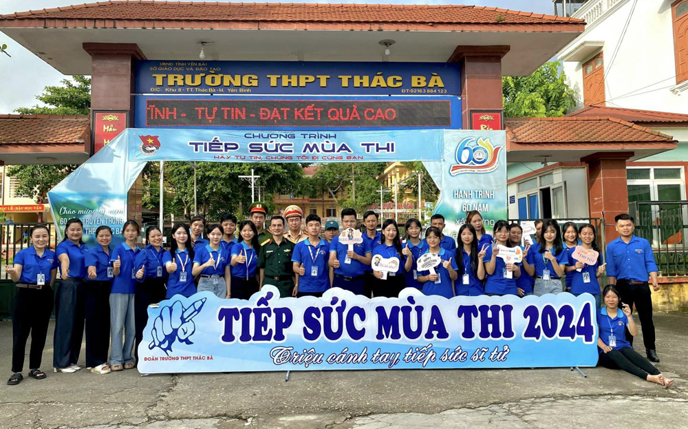 Đoàn viên thanh niên thị trấn Thác Bà, huyện Yên Bình ra quân hưởng ứng Chương trình “Tiếp sức mùa thi năm 2024”.