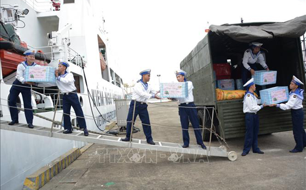 Các chiến sĩ vận chuyện hàng, quà Tết, nhu yếu phẩm lên Tàu 390.